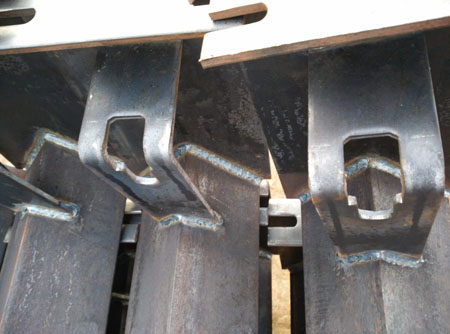 产品名称：DIN conveyor roller frame,B1600mm conveor roller bracket for mining industry